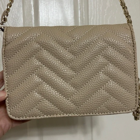 BCBG Paris Quilted Crossbody Bag in Creamy Beige - Wristlet Strap Woven Chain - Picture 10 of 11